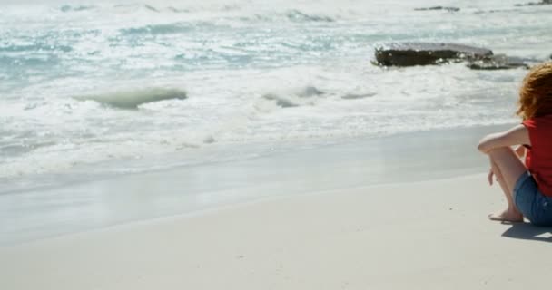 Вид Сзади Женщина Сидя Песке Глядя Море — стоковое видео