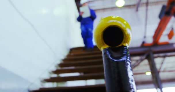 Joven Ingeniero Masculino Trabajando Taller — Vídeo de stock