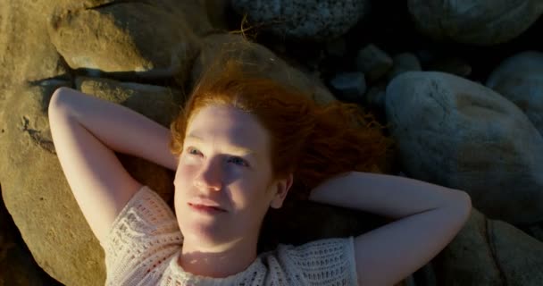Молода Жінка Розслабляється Пляжі Сутінках — стокове відео
