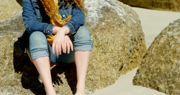 在海滩放松的年轻妇女4K — 图库视频影像
