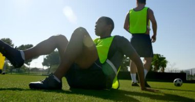 Güneşli bir günde 4 k futbol alanında pratik oyuncular