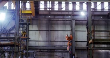 Modern Vinç makine atölyesinde 4 k asılı