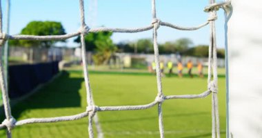Goalpost net ve futbol oyuncu 4 k alanında çalışan