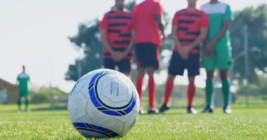 Güneşli bir günde 4 k futbol alanında pratik futbol oyuncuları