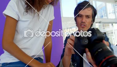 Model ve fotoğrafçı fotoğraf stüdyosu 4 k birbirleri ile etkileşim