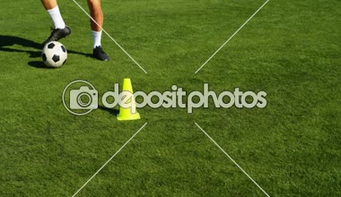 Güneşli bir günde 4 k alanında pratik futbolcu