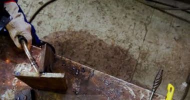 Erkek mühendis atölye 4 k kaynak meşale kullanarak
