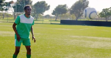 Futbol alanında güneşli bir günde 4 k oynamak oyuncu