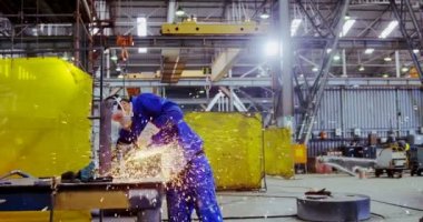 Erkek mühendis değirmeni makinasıyla atölye 4 k
