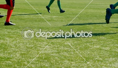 Güneşli bir günde 4 k alanında futbol oynayan oyuncular