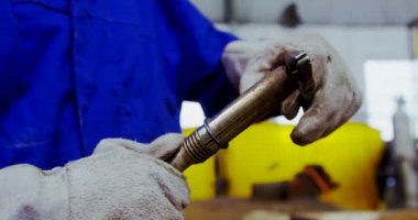 Erkek mühendis tamir atölyesinde 4 k kaynak meşale orta bölümünde