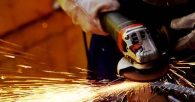 Erkek mühendis değirmeni makinasıyla atölye 4 k orta bölümünde