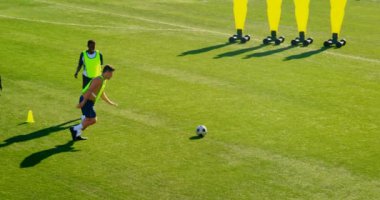 4 k goalpost doğru topu tekmeleme kararlı futbolcu