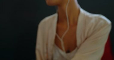 Pembe saçlı kadın 4 k kafede dizüstü bilgisayar kullanırken müzik dinleme