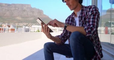 Erkek fotoğrafçı Daire 4 k dışında dijital tablet kullanma