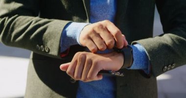 Smartwatch ve cep telefonu 4 k kullanan adam orta bölümünde