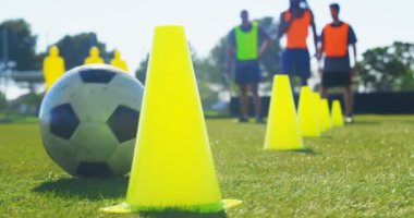 Güneşli bir günde 4 k futbol pratik oyuncular