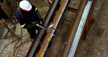 Erkek mühendis atölye 4 k kaynak meşale kullanarak