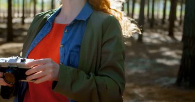 Kadın ile fotoğraf makinesi 4 k ormandaki fotoğrafı tıklatın