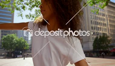 Kadın model bir photoshoot şehir için güneşli bir günde 4 k poz