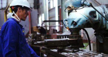 Atölye 4 k bir makinede çalışan erkek mühendisi