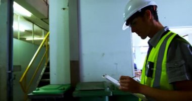 Atölye 4 k stoklarında Bakımı özenli erkek mühendis