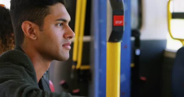 乘坐公交车4K 的年轻男性通勤者 — 图库视频影像
