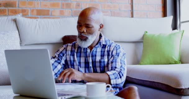 Starszy Człowiek Pomocą Laptopa Salonie Domu — Wideo stockowe