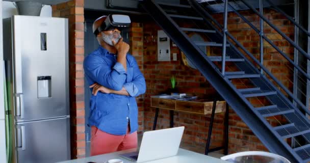 Homem Sênior Usando Fone Ouvido Realidade Virtual Cozinha Casa — Vídeo de Stock