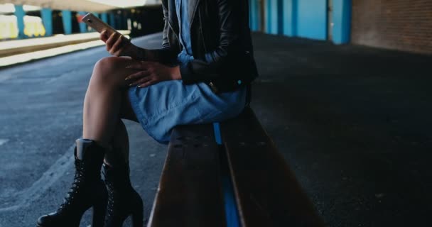 Mujer Pelo Rosa Usando Teléfono Móvil Mientras Espera Tren Plataforma — Vídeo de stock