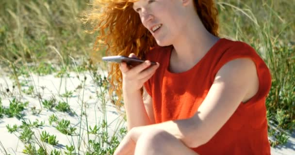 Femme Parlant Sur Téléphone Portable Plage Par Une Journée Ensoleillée — Video