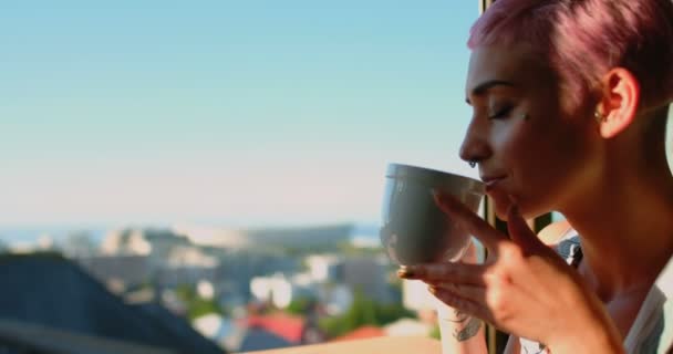 Mujer Pelo Rosa Tomando Una Taza Café Mirando Través Ventana — Vídeos de Stock