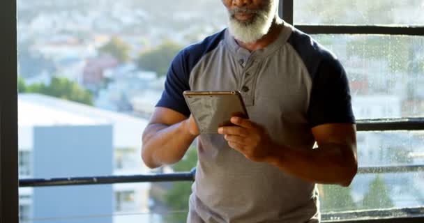 Aktivní Senior Muž Pomocí Digitálních Tabletu Při Domácí — Stock video