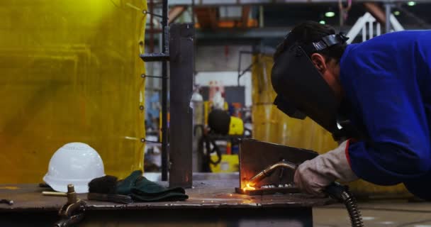 Ingeniero Masculino Usando Linterna Soldadura Taller — Vídeo de stock