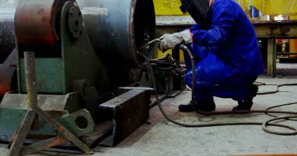 Ingeniero Masculino Usando Linterna Soldadura Taller — Vídeos de Stock