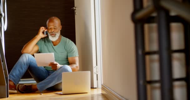 Hombre Mayor Activo Hablando Teléfono Móvil Casa — Vídeos de Stock