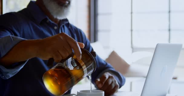 Senior Homme Verser Eau Presse Française Dans Une Tasse Maison — Video