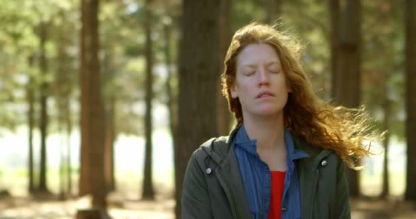 Jeune Femme Debout Les Yeux Fermés Dans Forêt — Video