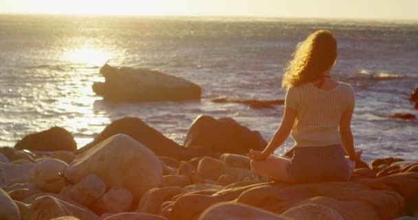 Vista Posteriore Della Donna Che Esegue Yoga Sulla Spiaggia — Video Stock