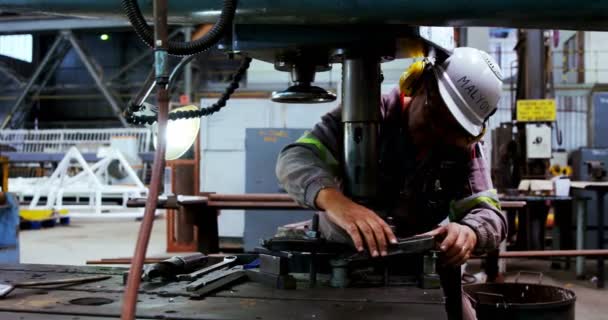 Ingeniero Masculino Trabajando Una Máquina Taller — Vídeos de Stock