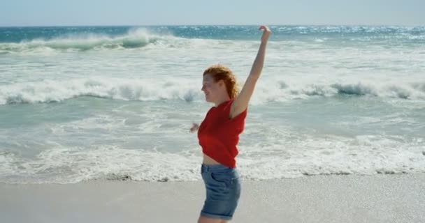 无忧无虑的女人在海滩上享受阳光明媚的一天4K — 图库视频影像