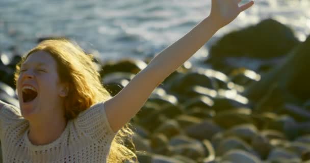 Молода Жінка Стоїть Обіймами Витягнутими Пляжі — стокове відео