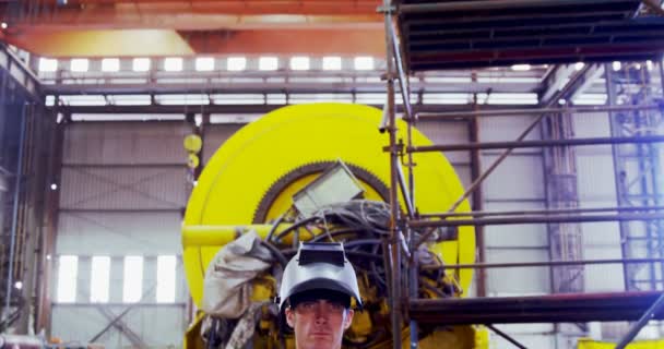 腕を組んでワーク ショップ で立っている男性のエンジニアの肖像画 — ストック動画