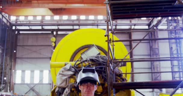 Retrato Del Ingeniero Masculino Pie Con Los Brazos Cruzados Taller — Vídeo de stock