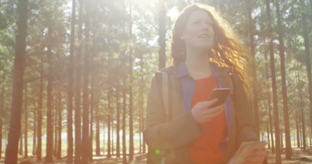 Mujer Joven Usando Teléfono Móvil Bosque — Vídeos de Stock