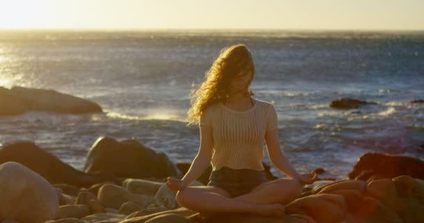 Vista Trasera Mujer Realizando Yoga Playa — Vídeo de stock