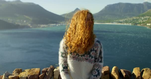 Οπίσθια Όψη Της Γυναίκας Που Στέκεται Χέρια Απλωμένα Κοντά Θάλασσα — Αρχείο Βίντεο