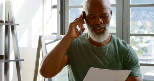 Actieve Senior Man Praten Mobiele Telefoon Thuis — Stockvideo