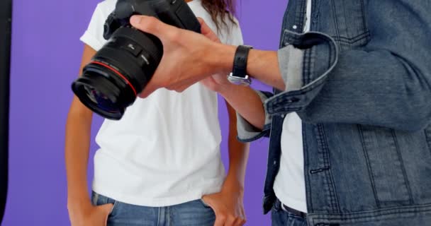 Model Und Fotograf Interagieren Miteinander Fotostudio — Stockvideo