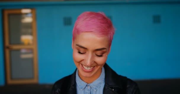 Mulher Cabelo Rosa Sorridente Usando Telefone Celular Estação Ferroviária — Vídeo de Stock